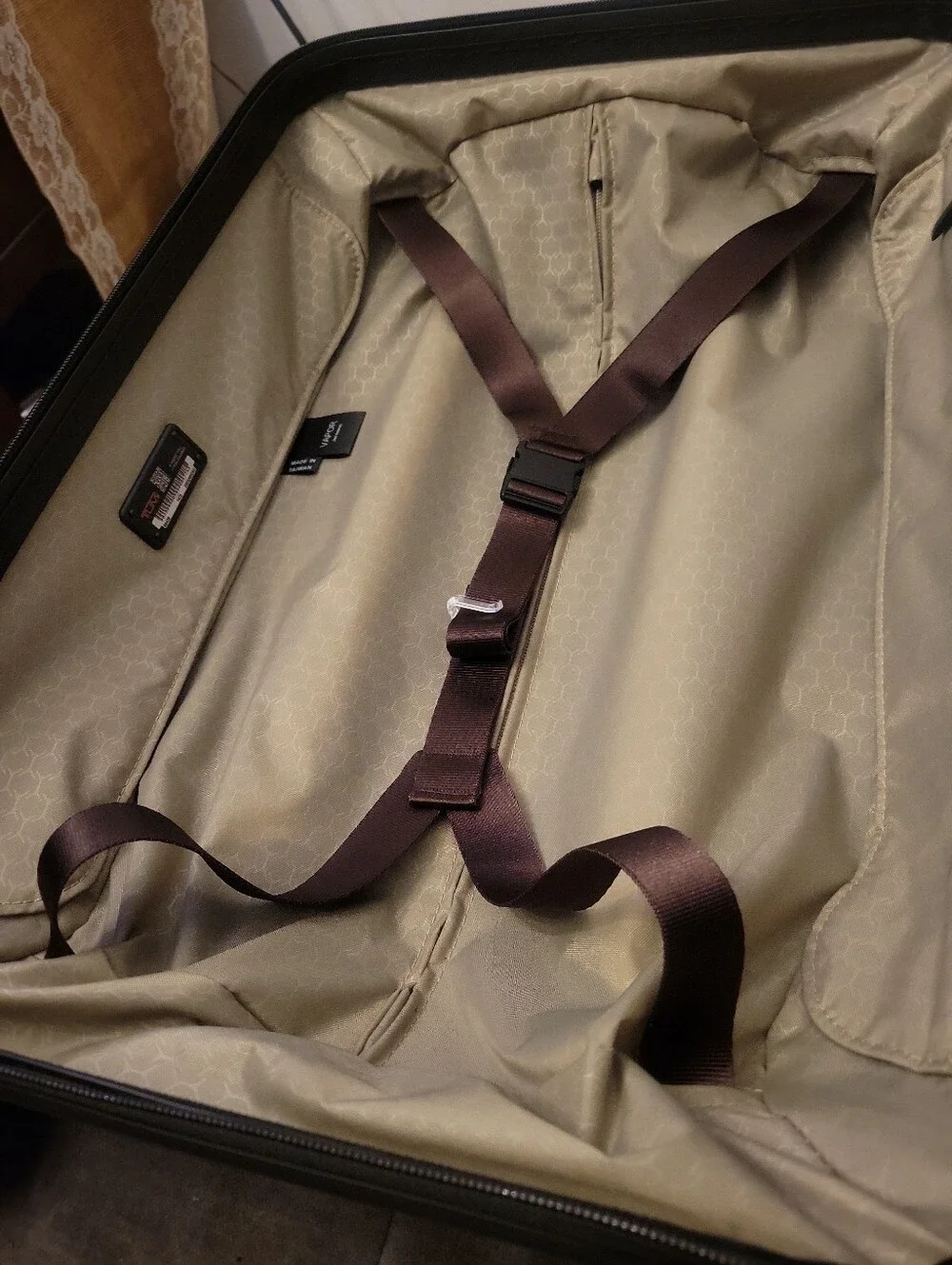 New TUMI Vapor International Carry-On in Black / Silver (msrp $675)